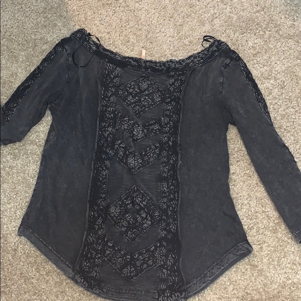 3 quarter sleeve black top!